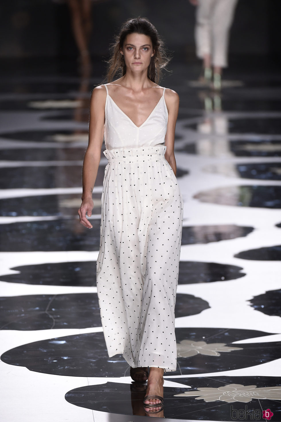 Conjunto de camiseta de color blanco y falda con puntos azul marino de Ailanto primavera/verano 2017 Madrid Fashion Week