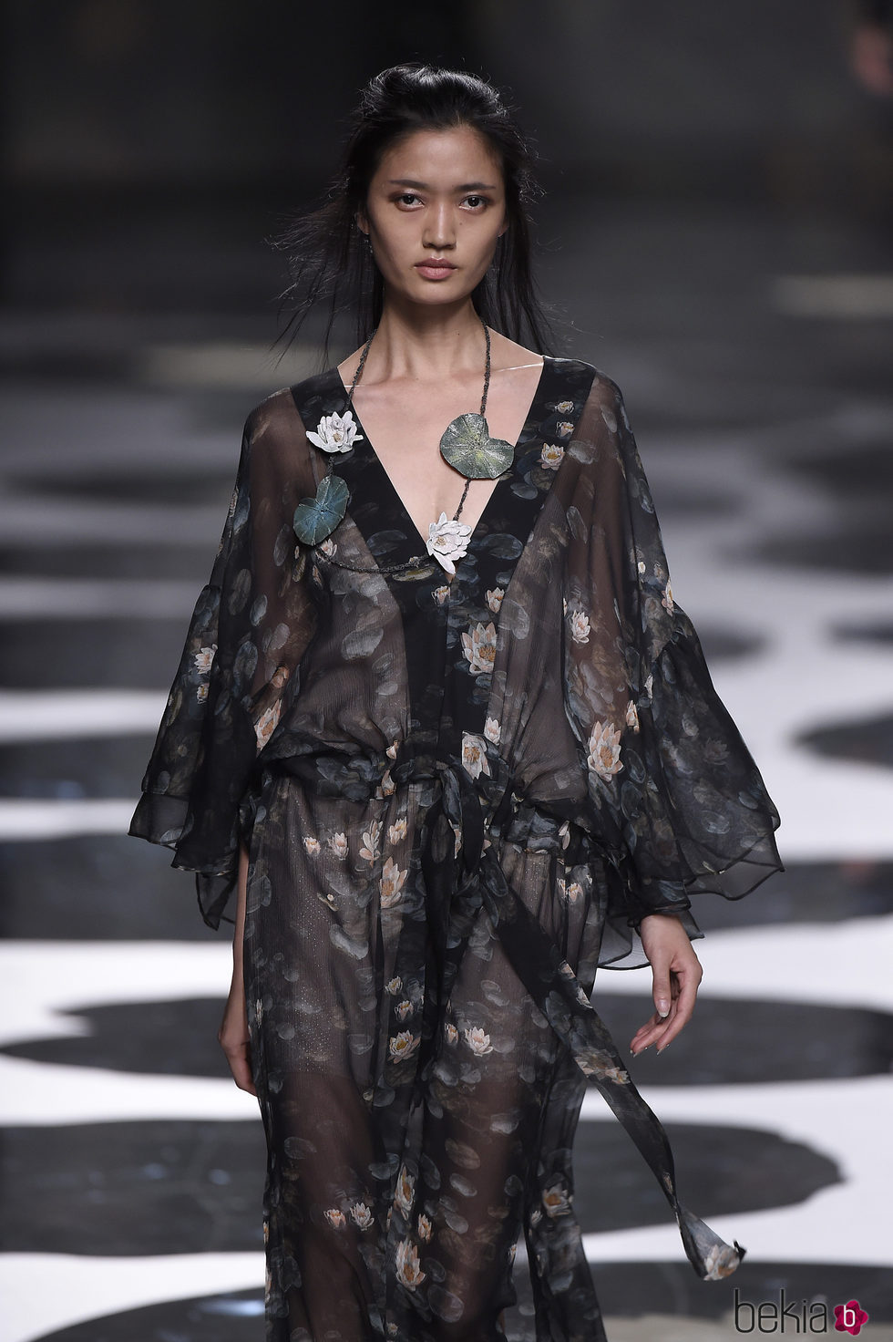 Vestido de color negro transparente estampado de Alianto primavera/verano 2017 Madrid Fashion Week