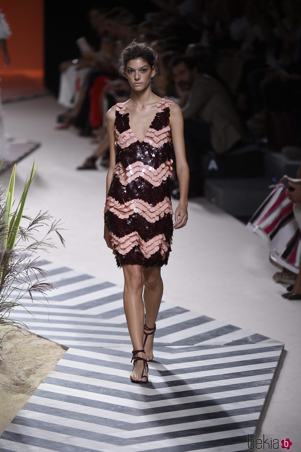 Vestido corto de lentejuelas rosas y negras de Jorge Vázquez colección primavera/verano 2017 en la Madrid Fashion Week