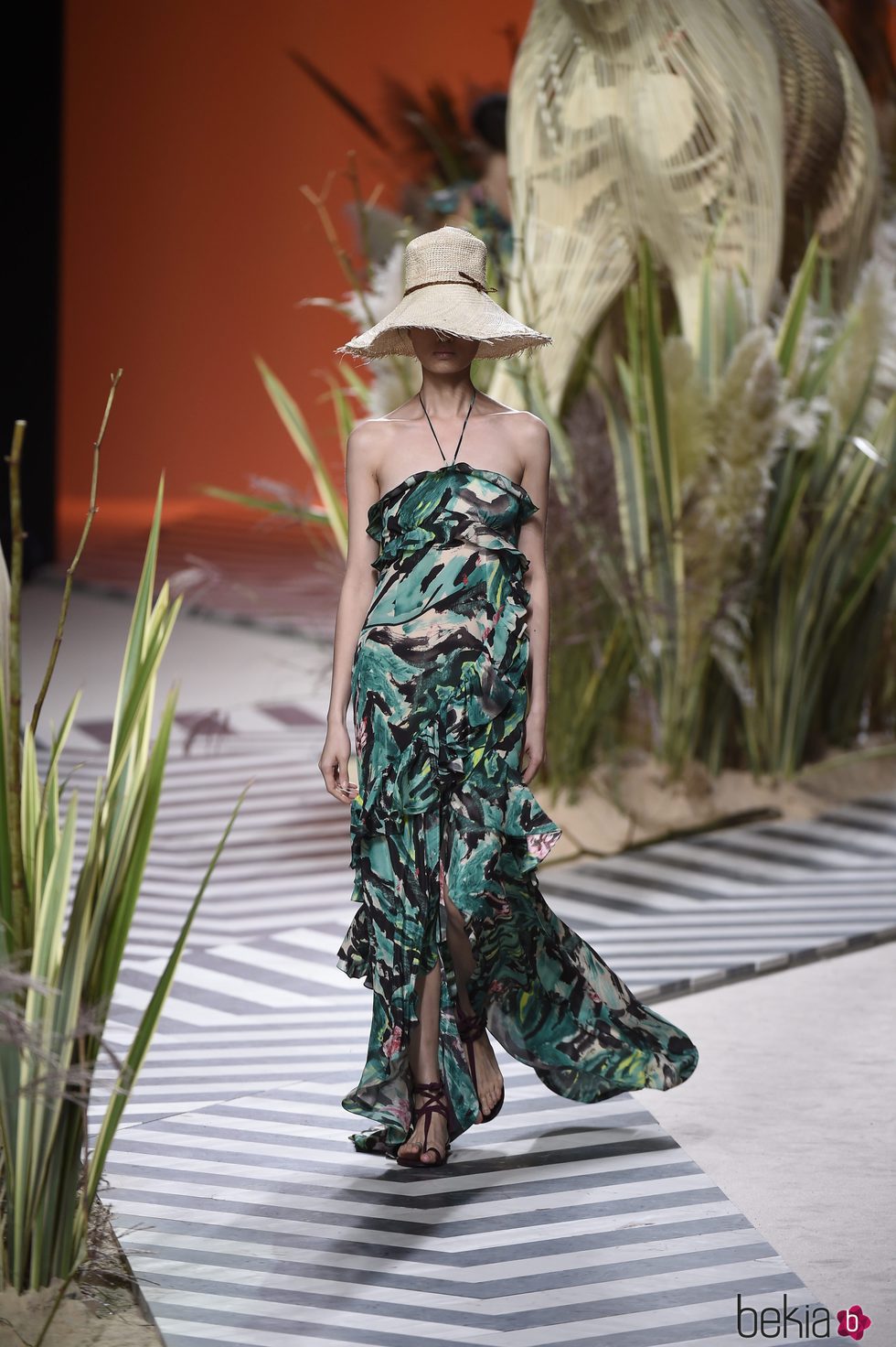 Vestido verde largo estampado de Jorge Vázquez colección primavera/verano 2017 en la Madrid Fashion Week