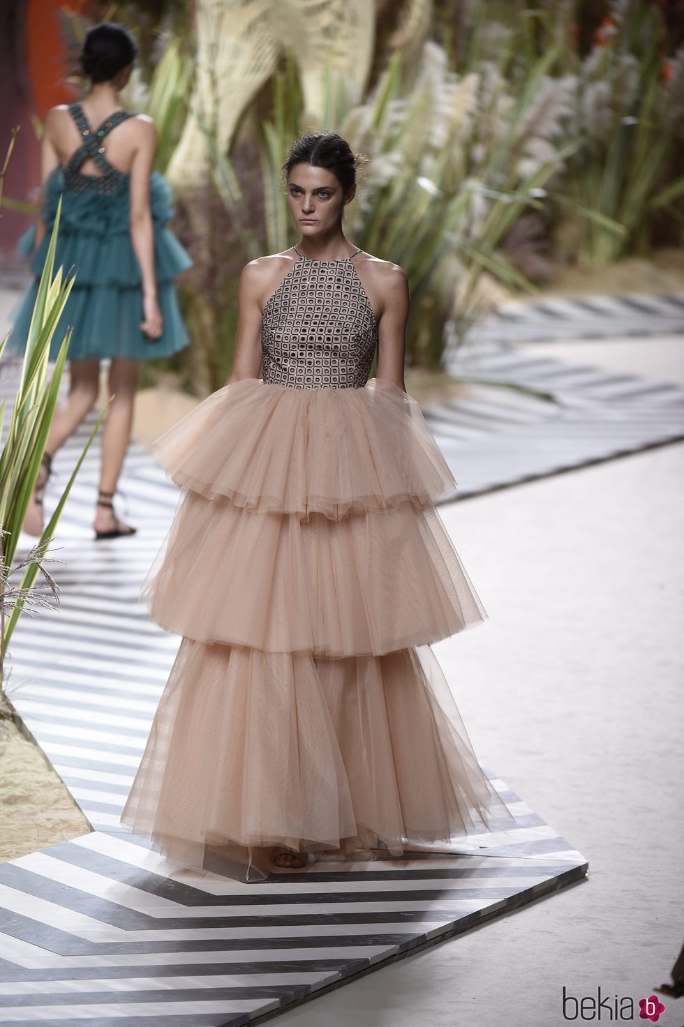 Vestido acabado en tul y con volantes en la parte inferior de Jorge Vázquez colección primavera/verano 2017 en la Madrid Fashion Week