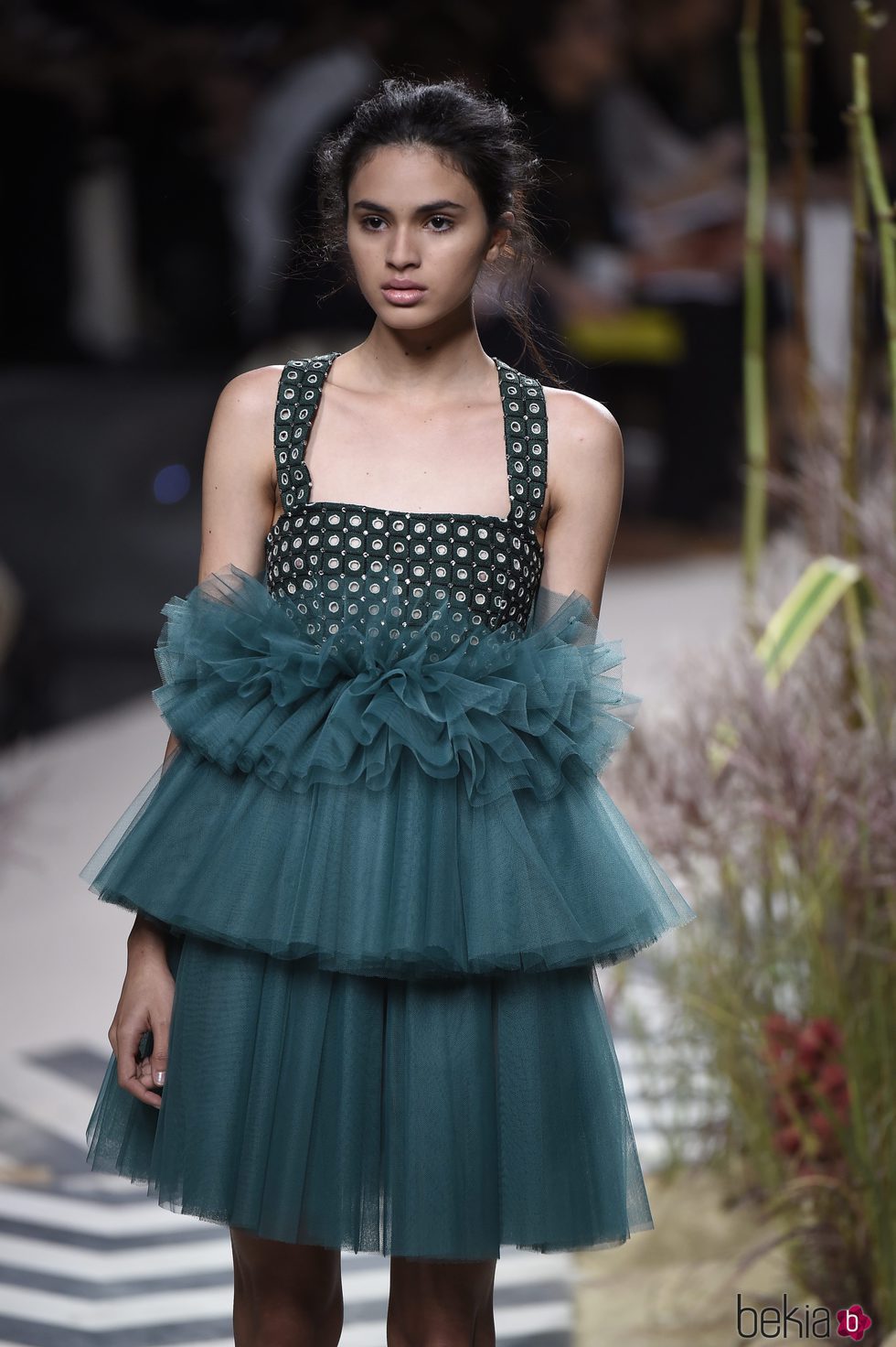 Vestido azul verdoso con tul en la parte inferior de Jorge Vázquez colección primavera/verano 2017 en la Madrid Fashion Week