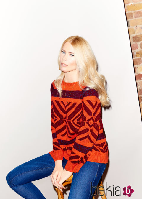 Claudia Schiffer con un jersey rojo estampado para TSE otoño/invierno 2016/2017