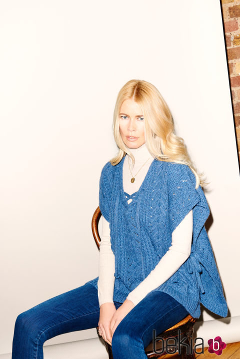 Claudia Schiffer con un jersey azul celeste para TSE otoño/invierno 2016/2017