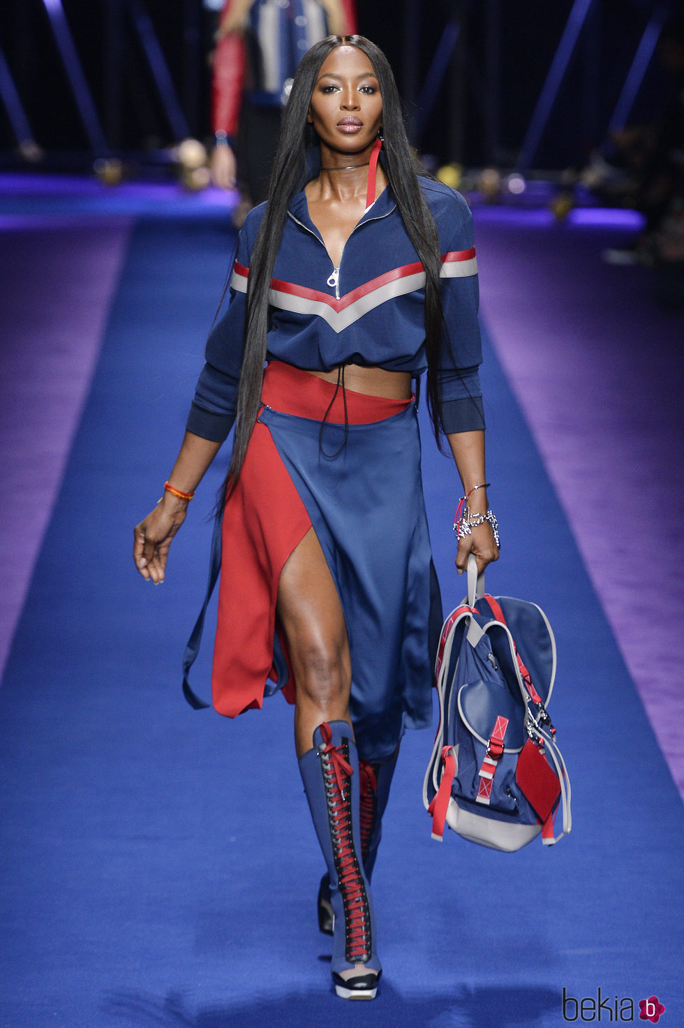 Naomi Campbell desfilando con la colección primavera/verano 2017 de Versace en la Milán Fashion Week