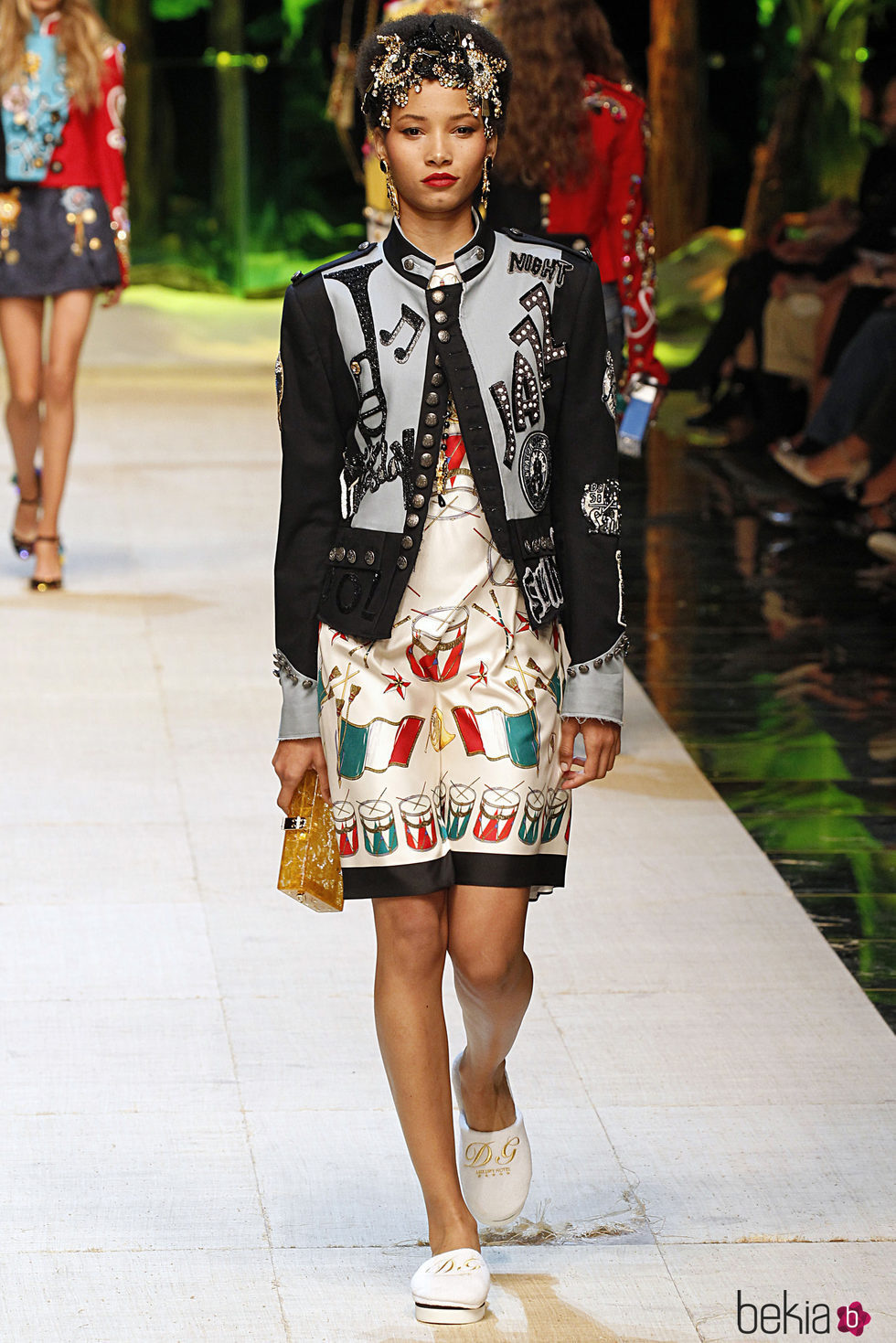 Falda estampada con banderas italianas de Dolce & Gabbana primavera/verano 2017 en la Milán Fashion Week