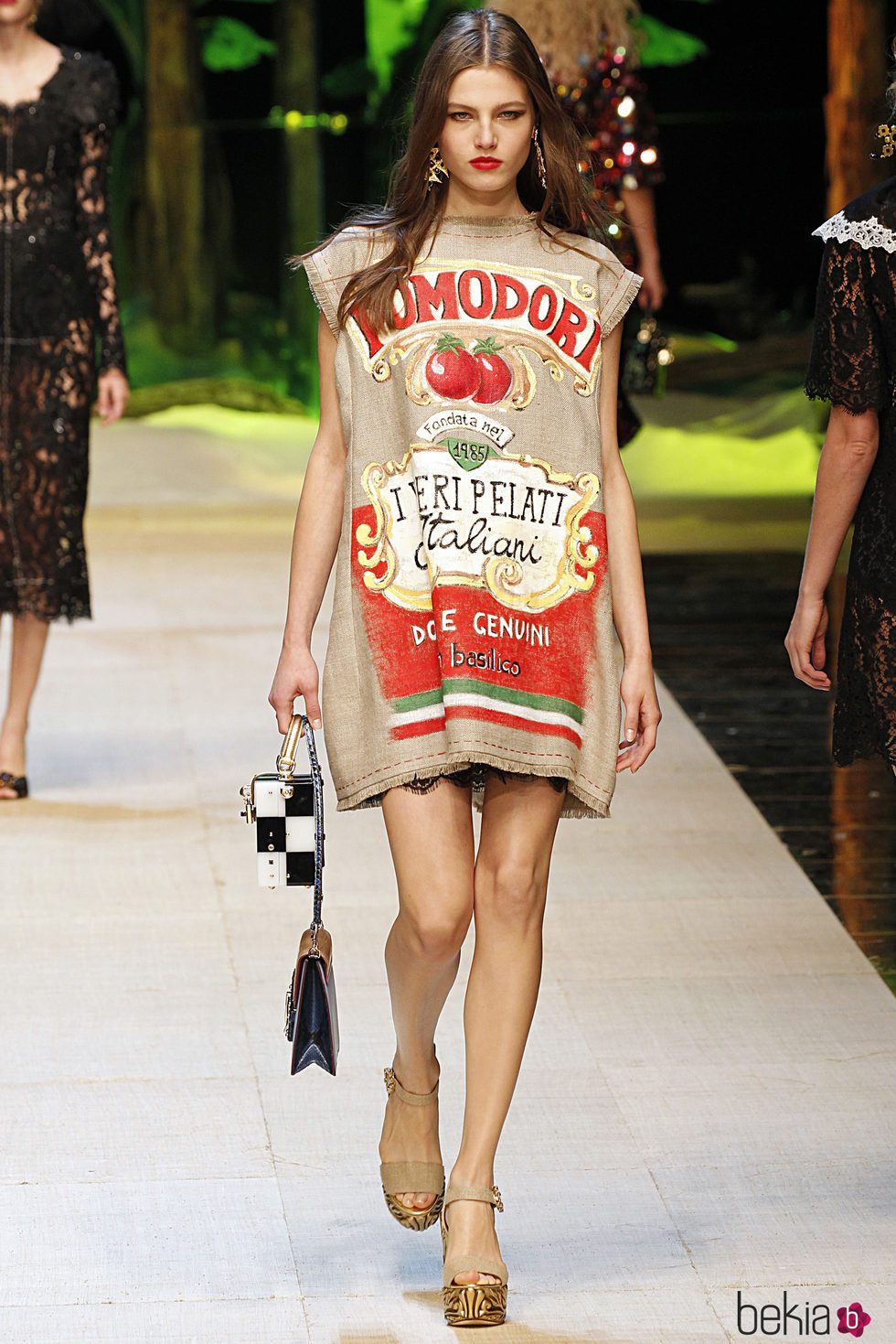 Vestido con motivos gastronómicos de Dolce & Gabanna primavera/verano 2017 en la Milán Fashion Week