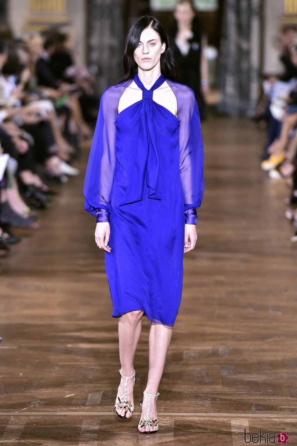 Vestido azul intenso de Lanvin primavera/verano 2017 en la París Fashion Week