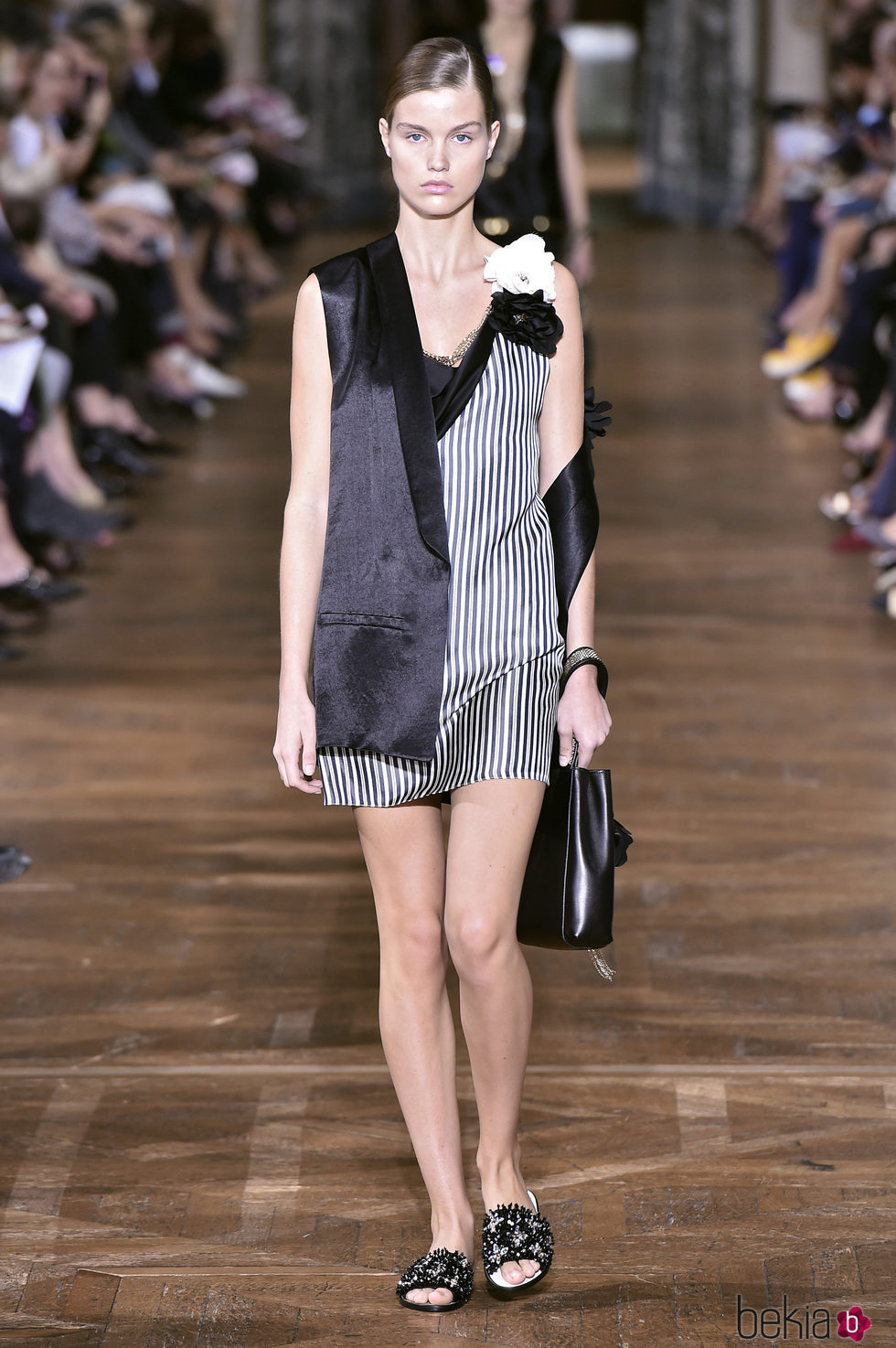 Vestido mini y chaleco de satén de Lanvin primavera/verano 2017 en la París Fashion Week