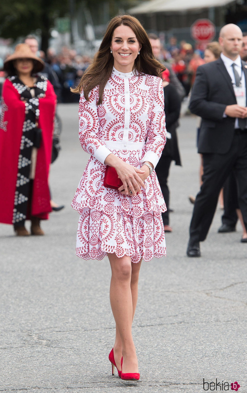 Kate Middleton con un vestido rojo geométrico de Alexander McQueen en Vancouver