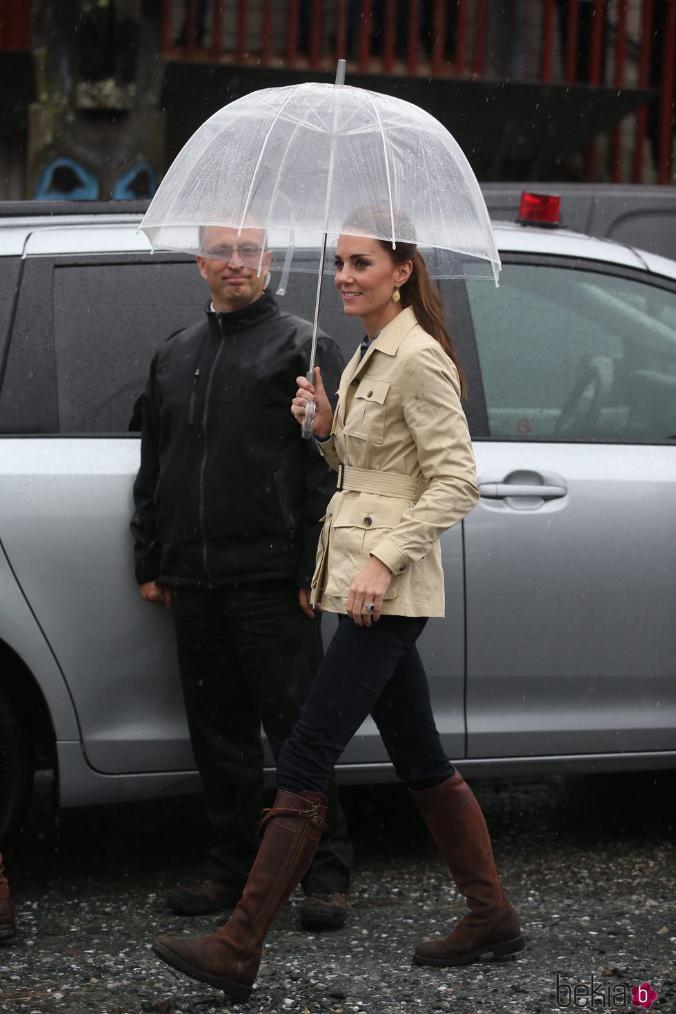 Kate Middleton con vaqueros, botas altas y trench corto nude en Canadá