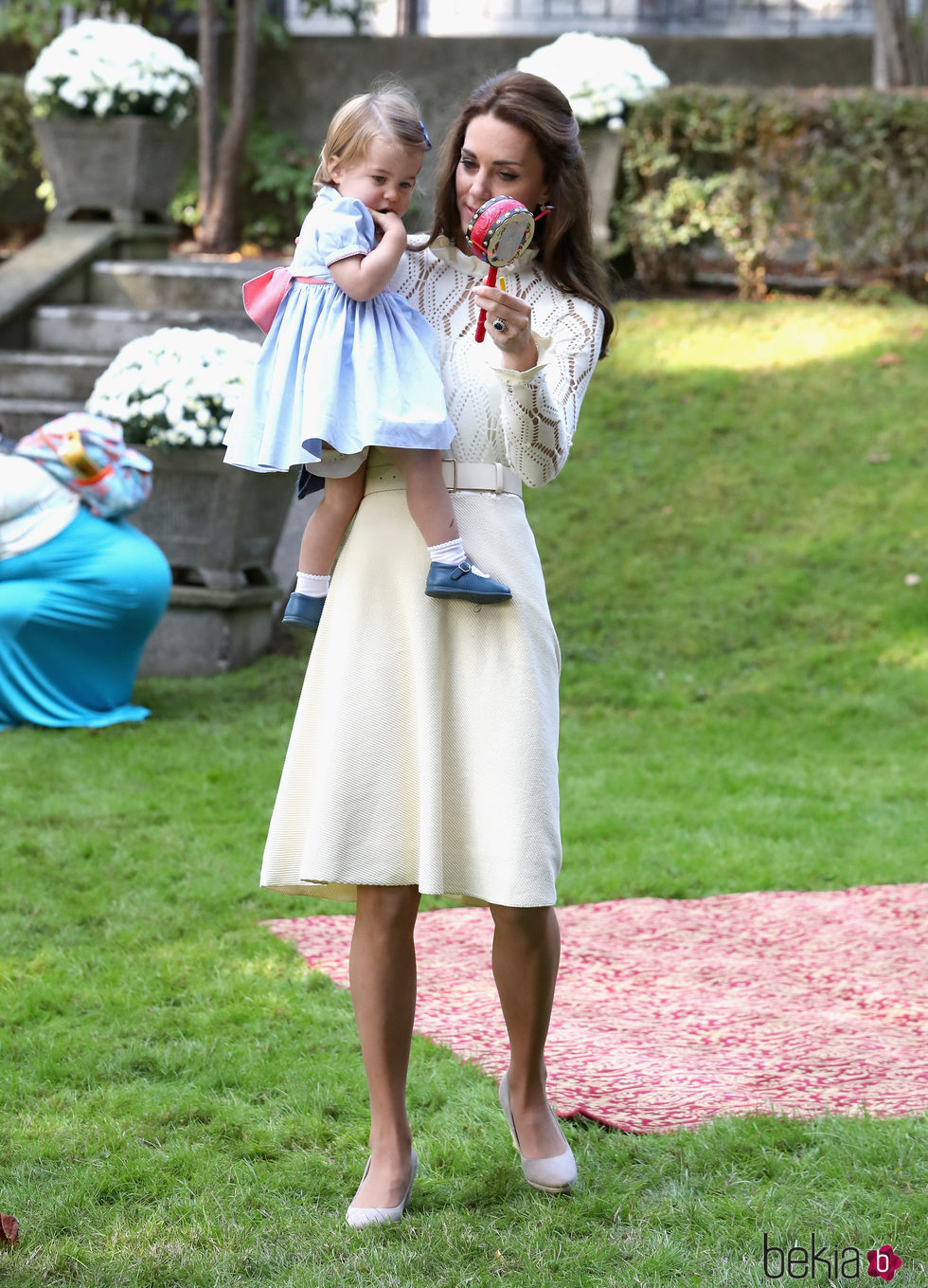 Kate Middleton con un vestido de algodón de Chloé con la Princesa Carlota en brazos