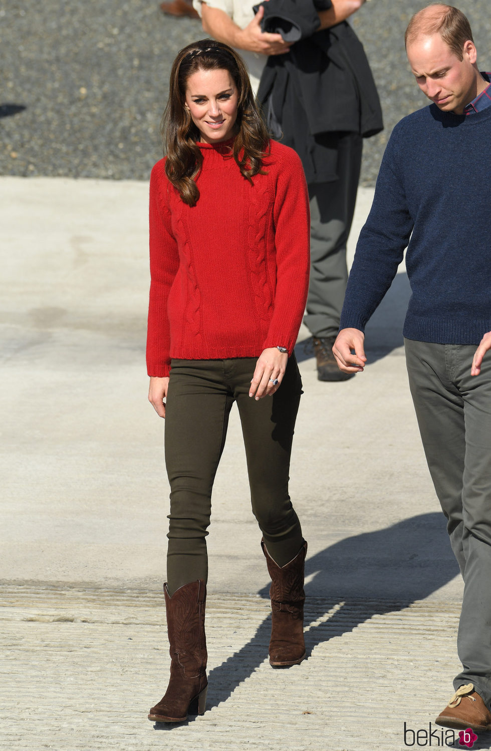 Kate Middleton con un look casual visitando Isla Carlota durante su tour por Canadá