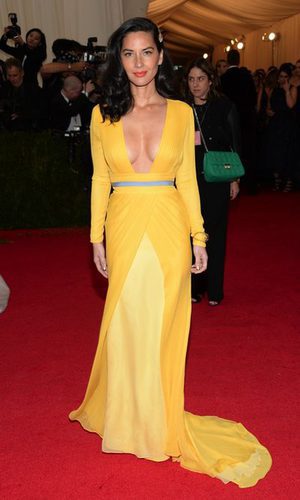 Olivia Munn arriesga y gana con el amarillo