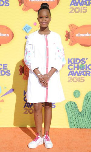 Quvenzhané Wallis de fiesta en bata