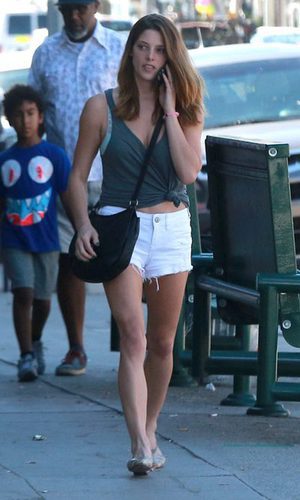 Ashley Greene, con un look playero por Hollywood