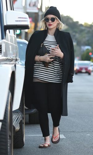 Hilary Duff desentona con sus chanclas veraniegas