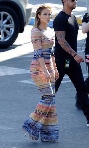 JLo y su jumpsuit multicolor