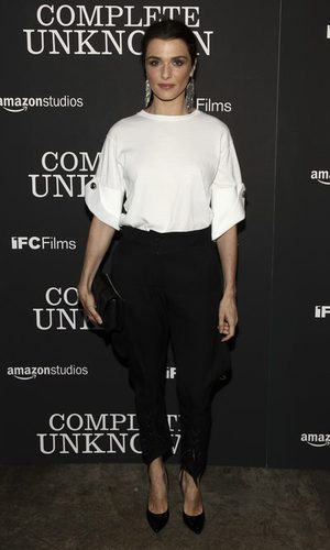 Rachel Weisz, look blanco y negro