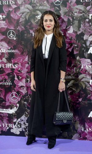 Hiba Abouk con un look minimal