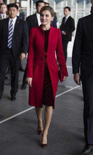 La Reina Letizia se decanta por el rojo