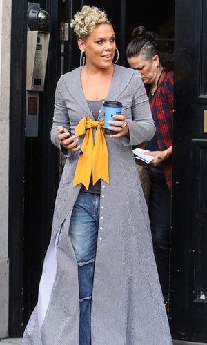 Pink elige una chaqueta oversize con lazo para su paso por Londres