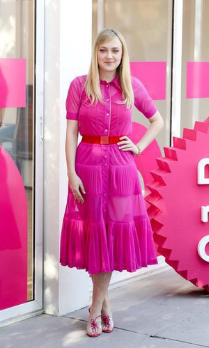 Dakota Fanning: vestido fucsia con complemento rojo