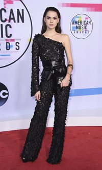 Maia Mitchell muy elegante en un mono negro