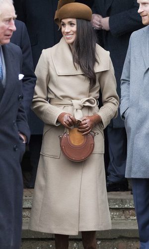 Meghan Markle agota el abrigo largo en color camel