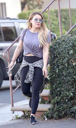 Hilary Duff apuesta por la camisa anudada a la cintura