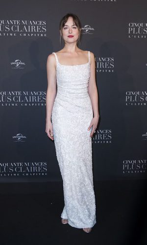 Dakota Johnson vestida de blanco en París