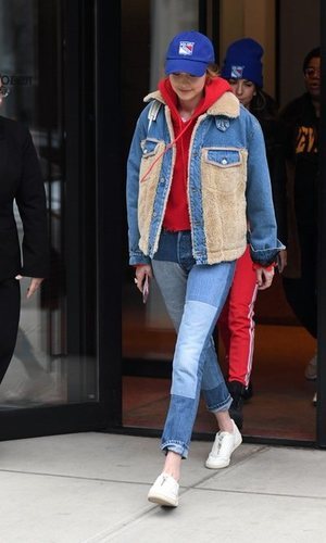 Gigi Hadid con un outfit vaquero