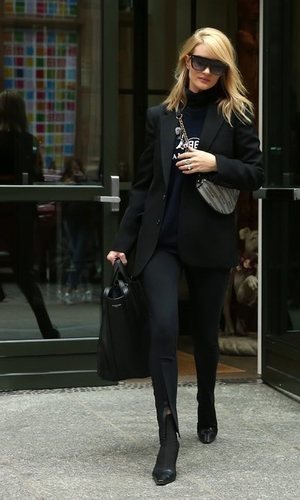 Rosie Huntington-Whiteley con un 'total black' en Nueva York