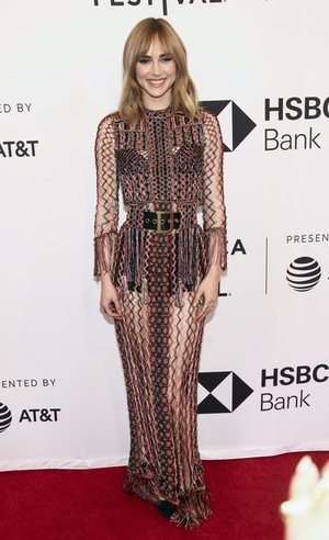 Suki Waterhouse con un vestido extravagante