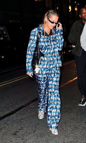 Rita Ora soprende con un look muy rayado