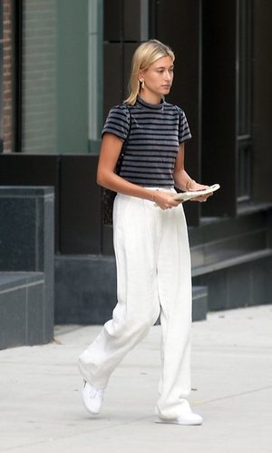 Hailey Baldwin apuesta por las rayas