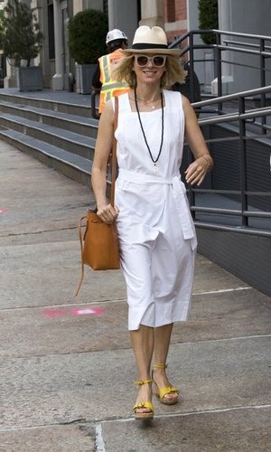 Naomi Watts apuesta por el blanco