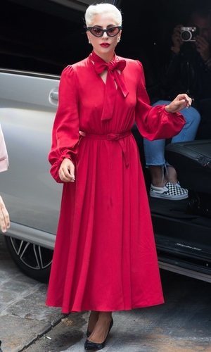 Lady Gaga apuesta por el rojo