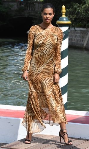 Tina Kunakey opta por el 'animal print'