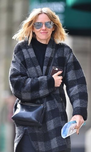 Naomi Watts luce su abrigo a cuadros