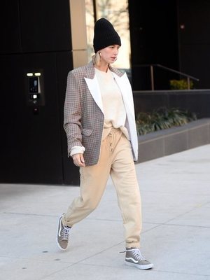 Hailey Baldwin y su estilo casual