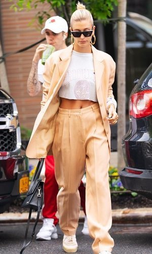 ¿Traje con sudadera? Hailey Bieber sabe cómo combinar estas prendas