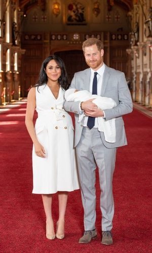 Meghan Markle aparece tras dar a luz con un vestido blanco de Givenchy