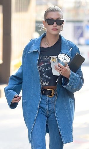 Hailey Bieber y las nuevas reglas del 'Double Denim'