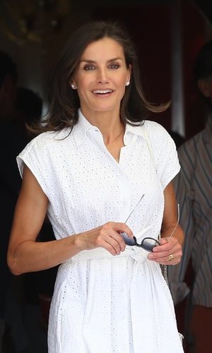 La Reina Letizia, de blanco radiante y en clave balear