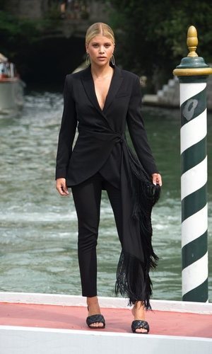 Sofia Richie triunfa con su mono negro satinado en Venecia