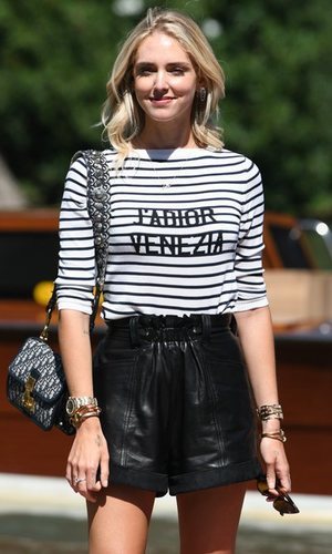 Chiara Ferragni y su look gondolero para llegar a Venecia