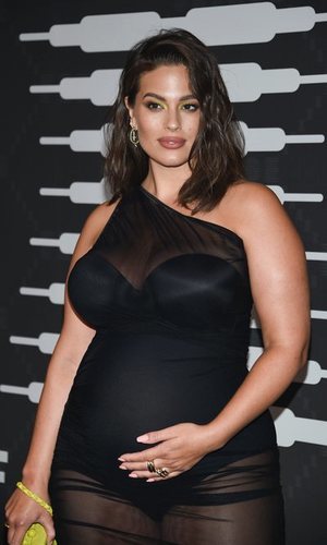 El look de Ashley Graham para presumir de barriguita en la alfombra roja