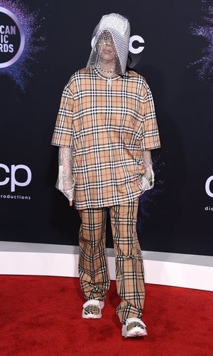 Billie Eilish en los AMAs 2019 y el look Burberry más Burberry de una alfombra roja