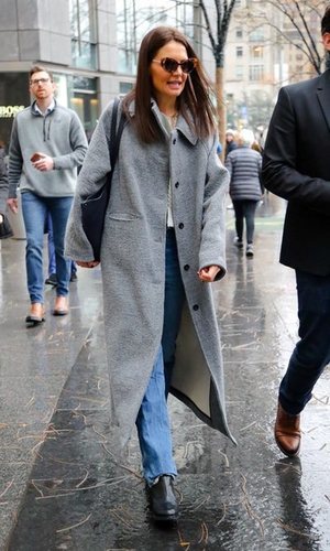 Katie Holmes da la bienvenida al invierno con un look effortless